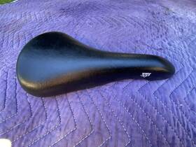Gt05304 Diamondback Black Padded Seat Mid School Vintage Bmx Gt05304 Diamondback Black Padded Seat Mid School Vintage Bmx