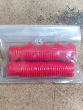 41-0043 Hunt Wilde Wild Red Bicycle Tricycle Grips Cruiser 4 1/2 Inch X 3/4